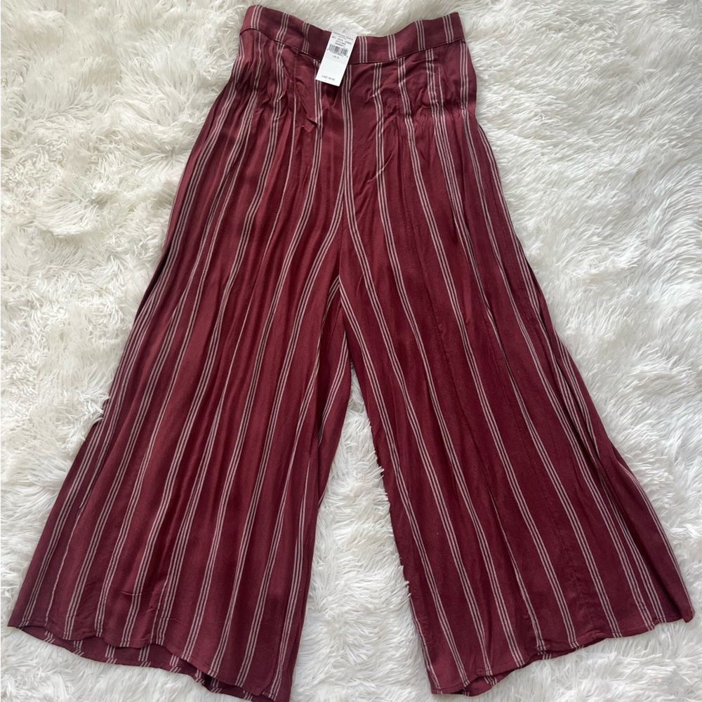 American Eagle Stretch capris Burgundy